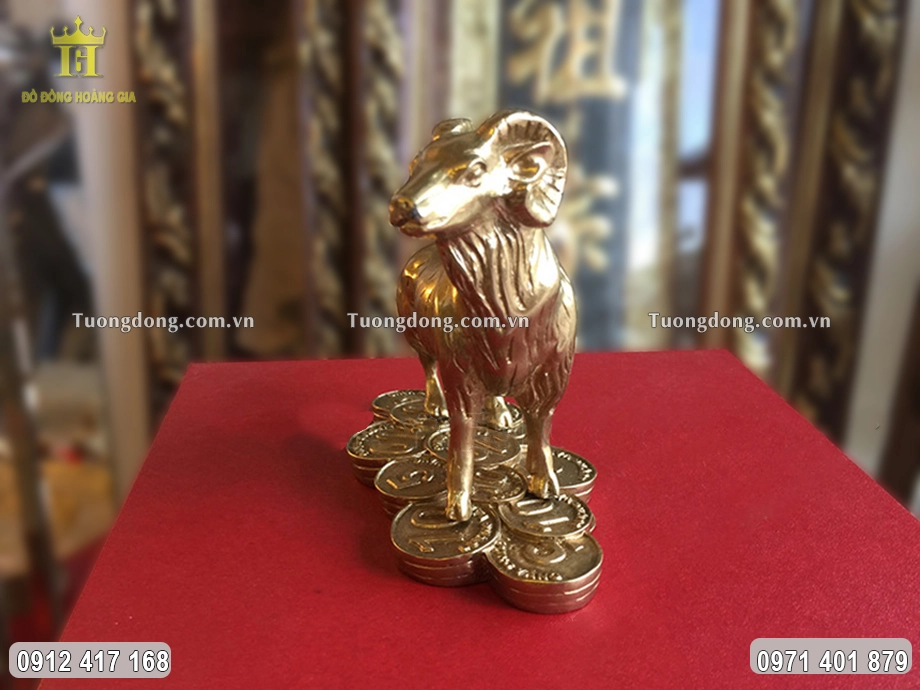 Hình ảnh chính diện của bức tượng đồng